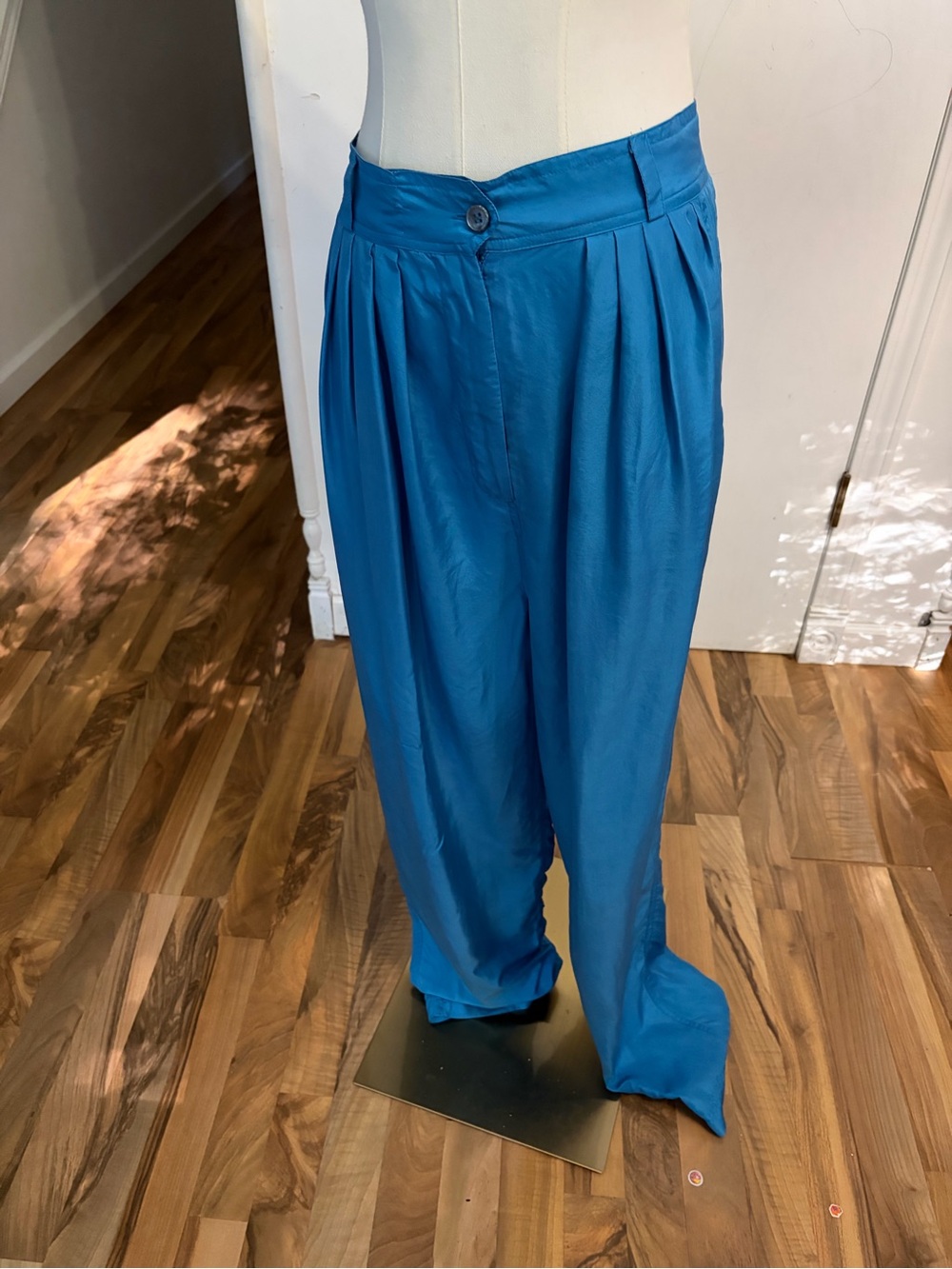 Vintage Silk Relaxed Elastic Back Pleated Pants in Bright Blue, Medium, EUC